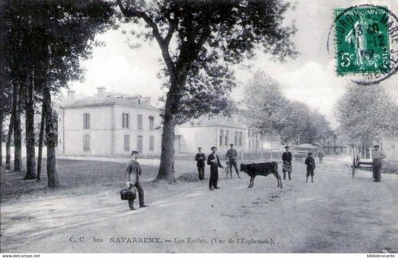 D64 - NAVARRENX - VUE ANIMEE DE L'ESPLANADE ET LES ECOLES - Bearn