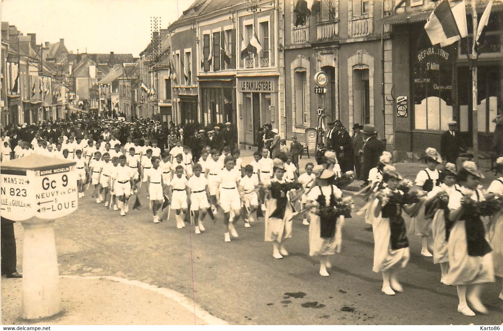 Conlie * Carte Photo * Fête Ou Défilé Au Village * Enfants * LE FAMILISTERE * Pompe à Essence - Conlie