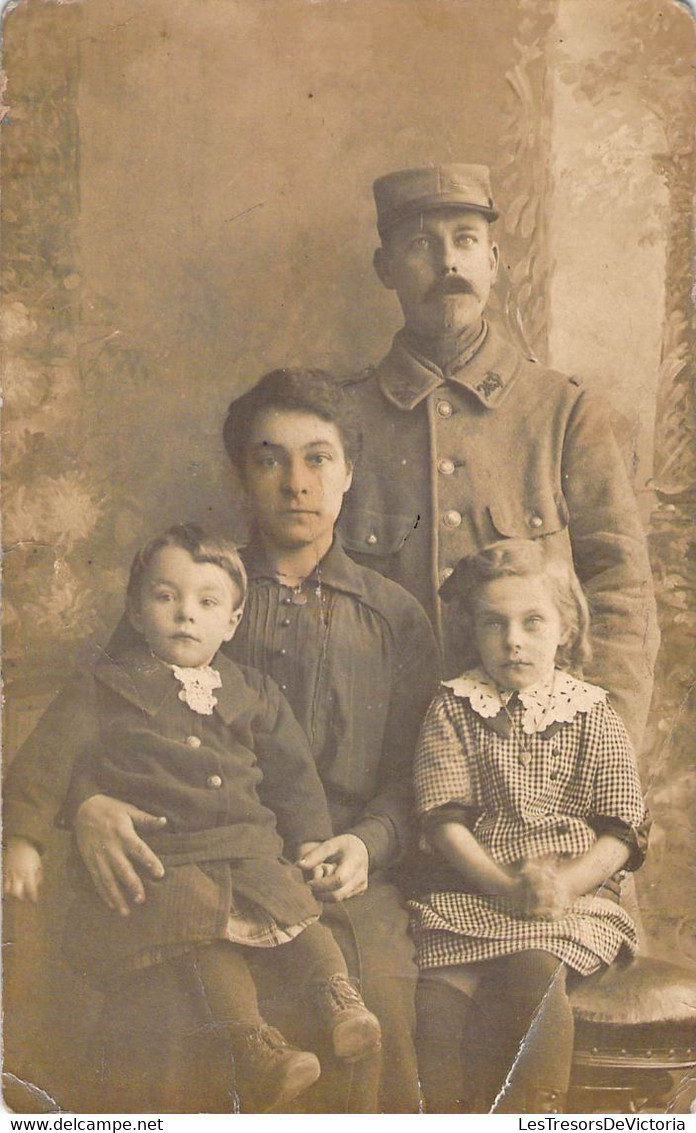 CPA Photo - Famille D'un Soldat Poilu - - Personnages