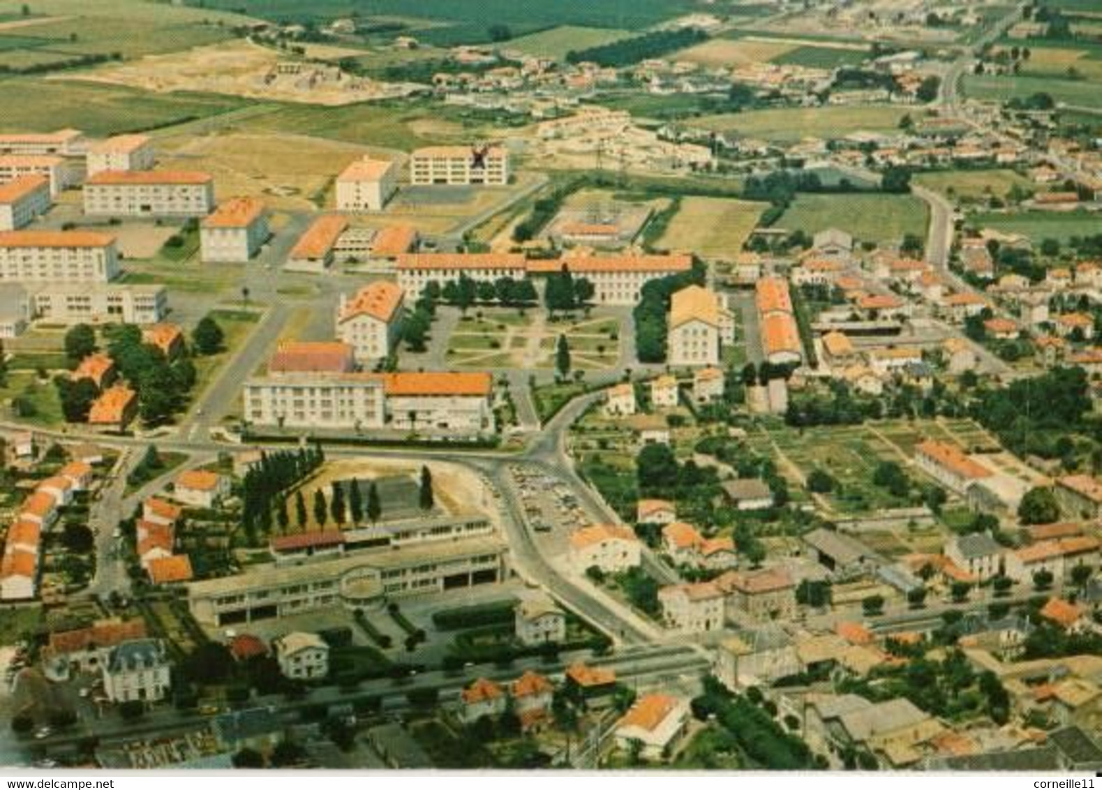 79 - SAINT-MAIXENT-L'ÉCOLE - VUE GÉNÉRALE ET LA CASERNE COIFFÉ - Saint Maixent L'Ecole