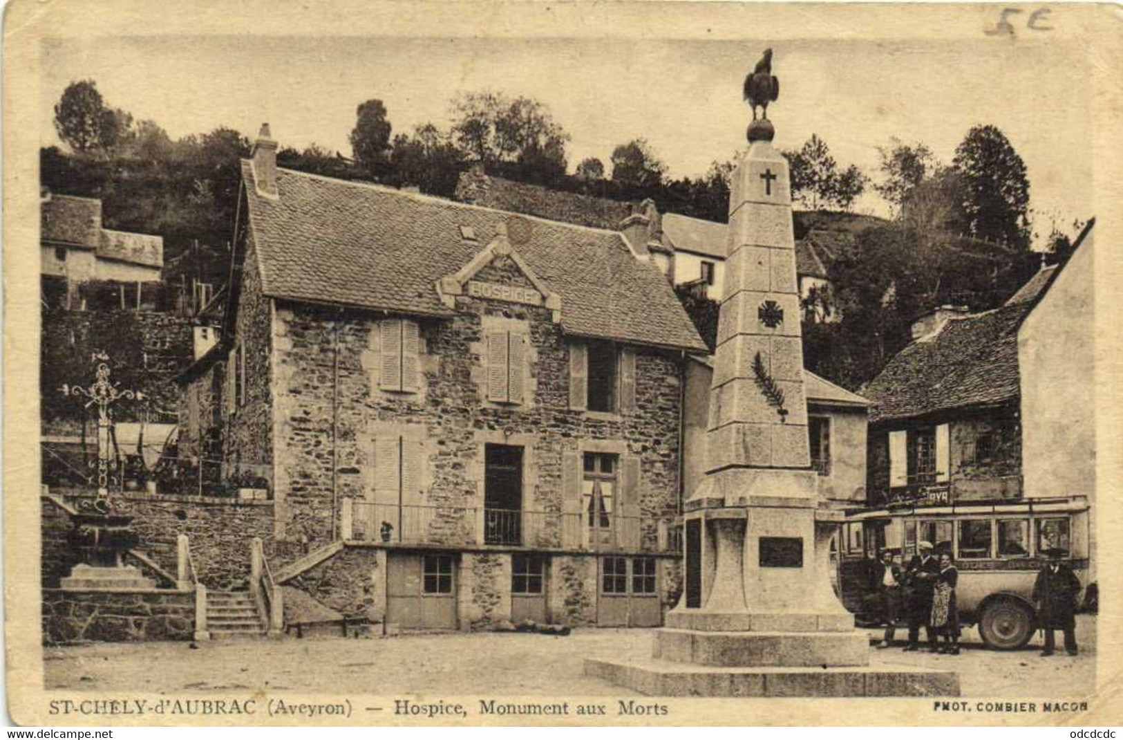 ST CHELY D'AUBRAC  (Aveyron) Hospice Monument Aux Morts Animée AUTOBUS  RV - Sonstige & Ohne Zuordnung