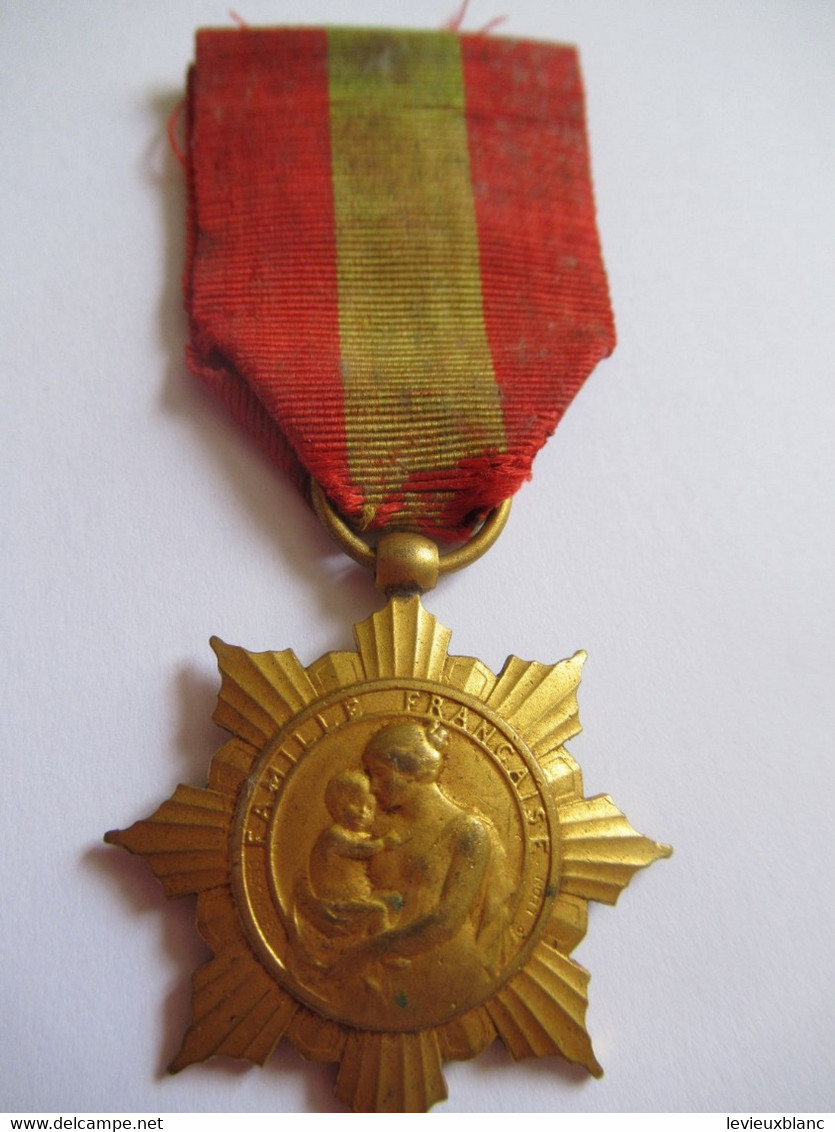 Médaille D'OR De La Famille Française/ RF / La Patrie Reconnaissante/ Ministère De L'Hygiène/Vers 1920-30        MED412 - Documents