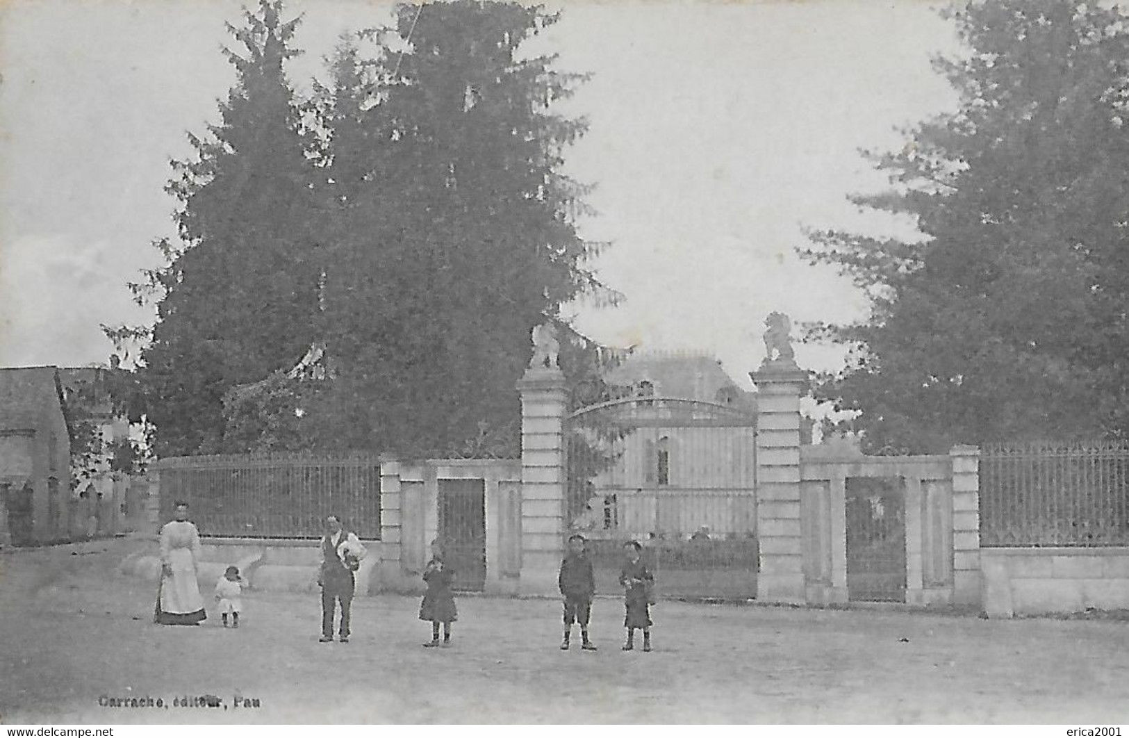 Pontacq. Une Famille à La Grille D'entrée Du Chateau Poque. - Pontacq