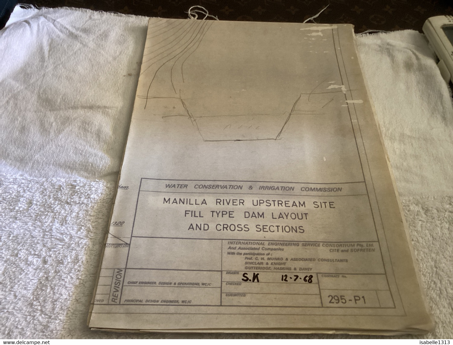 WATER CONSERVATION & IRRIGATION COMMISSION MANILLA RIVER UPSTREAM SITE FILL TYPE DAM. LAYOUT AND CROSS SECTIONS - Arbeitsbeschaffung