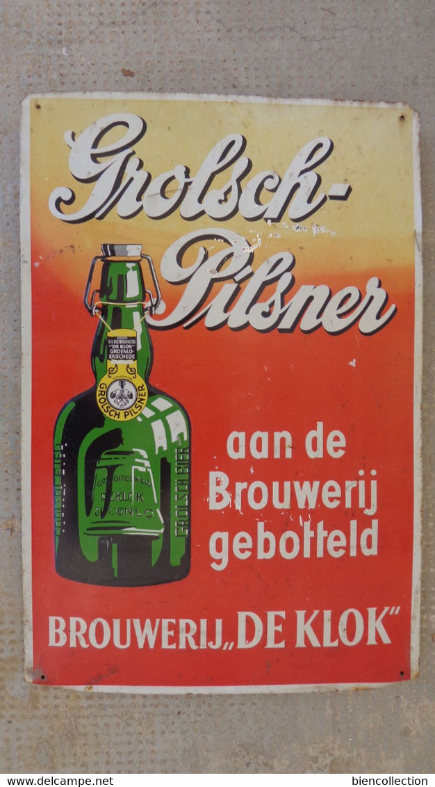Plaque Publicitaire En Tôle "bierre Grolsch Pilsner"  Aan De Brouwerij Gebotteld , Brouwerij De Klok - Targhe In Lamiera (a Partire Dal 1961)