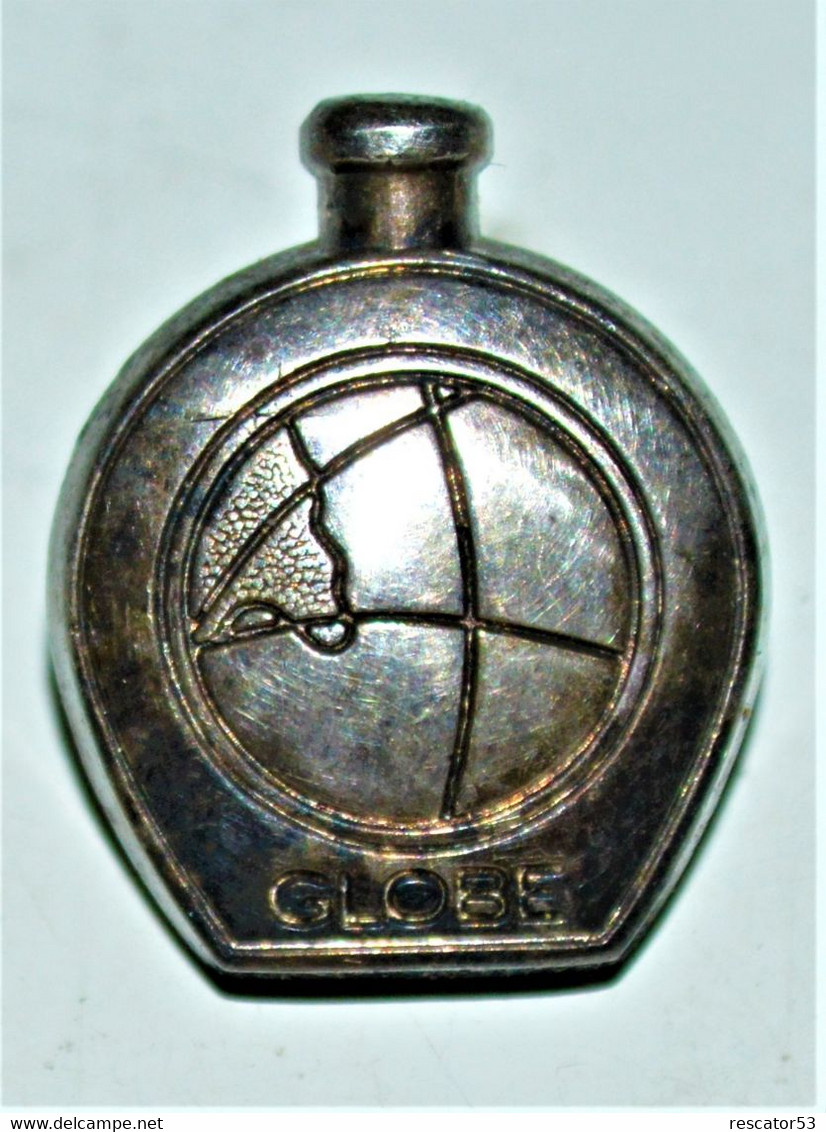 Rare Pin's Globe De Rochas - Perfume