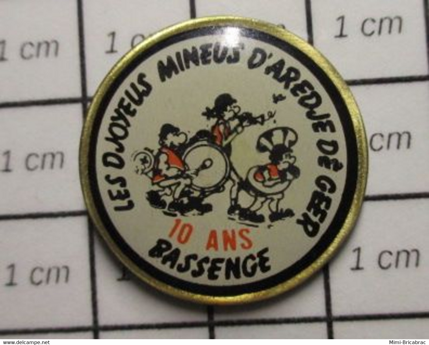 1718b Pin's Pins / Beau Et Rare / THEME : MUSIQUE / ORCHESTRE LES DJOYEUS MINEUS D'AREDJE DE GERS 10 ANS BASSENGE - Musique