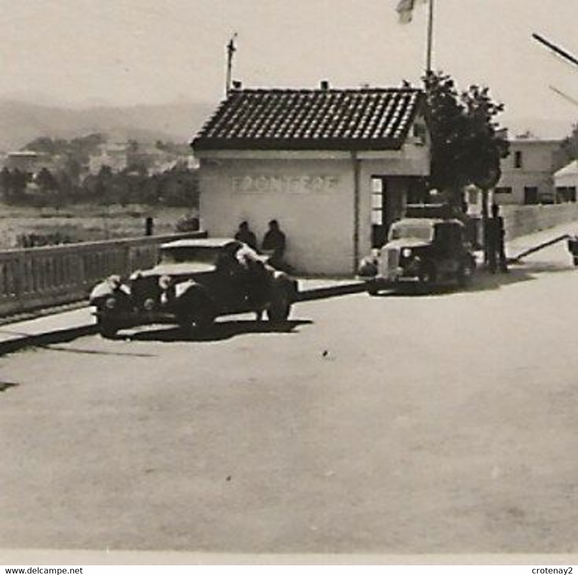 64 Souvenir D'HENDAYE En 1951 Frontière Douane VOIR ZOOMS Bel Attelage Cabriolet Citroën Traction ? édit L. Chatagneau - Attelages