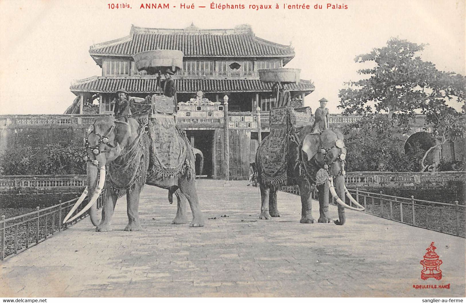 CPA ASIE ANNAM HUE ELEPHANTS ROYAUX A L'ENTREE DU PALAIS - Viêt-Nam