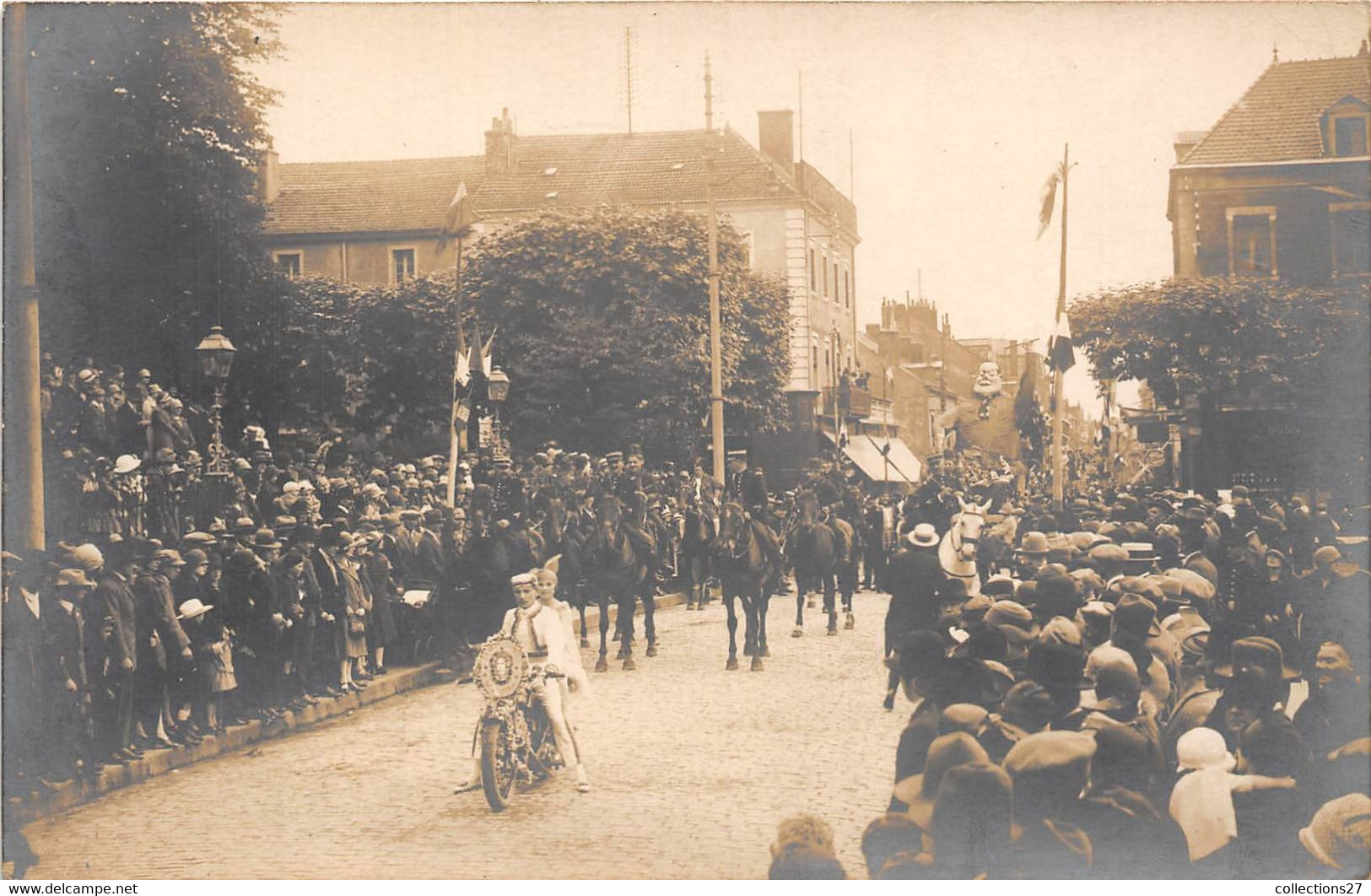 CARNAVAL-CAVALCADE- 2 CARTES PHOTOS A SITUER - Karneval - Fasching