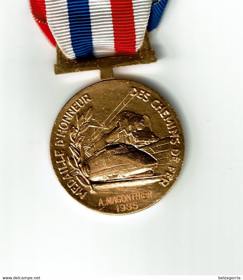 MEDAILLE D' HONNEUR DES CHEMINS DE FER  - Doré  -  1985  -  Nominative -  VOIR SCANS - Professionnels / De Société