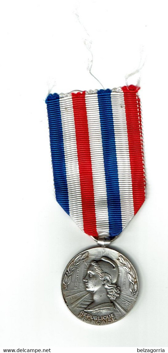 MEDAILLE D' HONNEUR DES CHEMINS DE FER    -  1975  -  Nominative -  VOIR SCANS - Professionnels / De Société