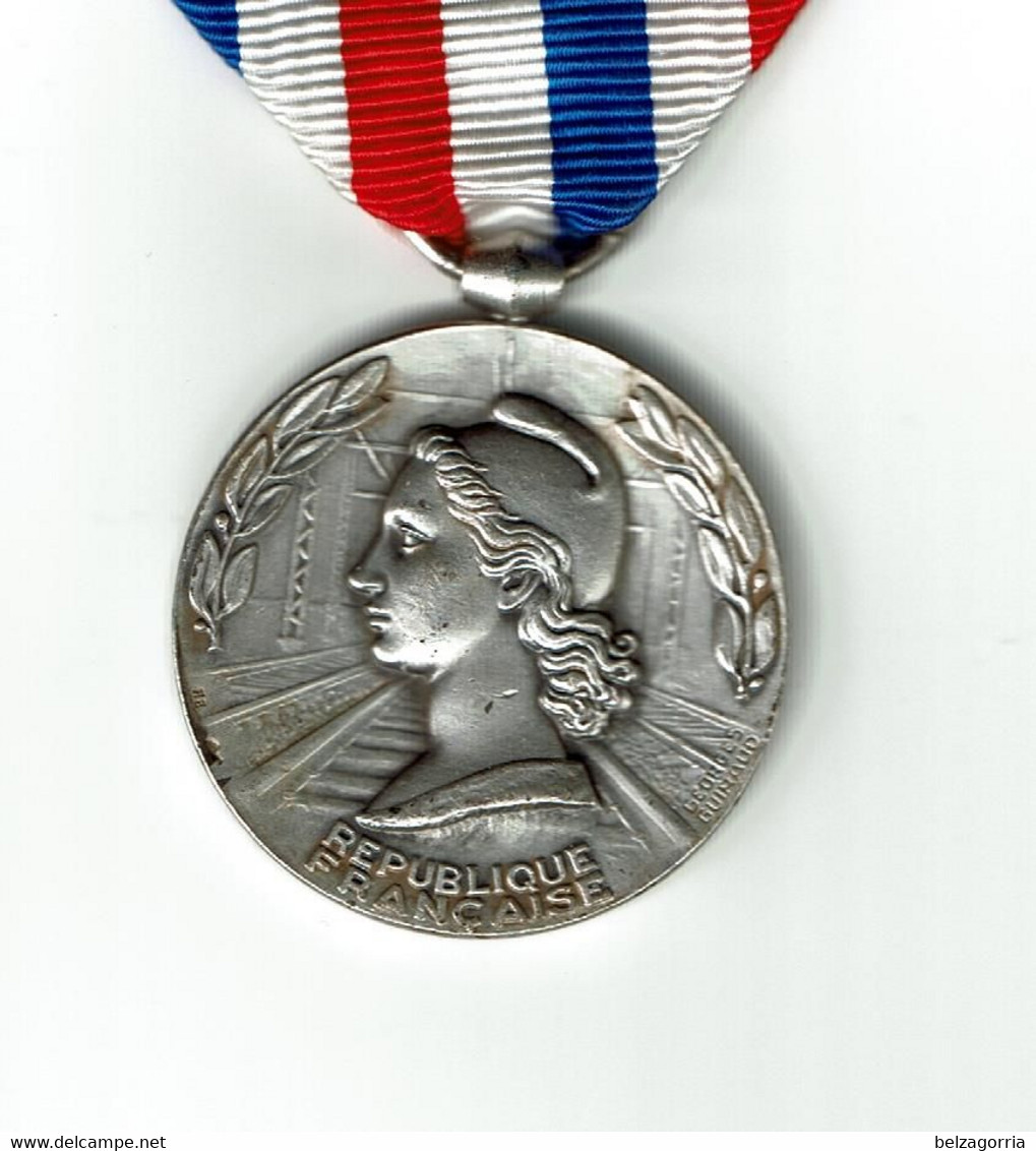 MEDAILLE D' HONNEUR DES CHEMINS DE FER    -  1975  -  Nominative -  VOIR SCANS - Professionnels / De Société