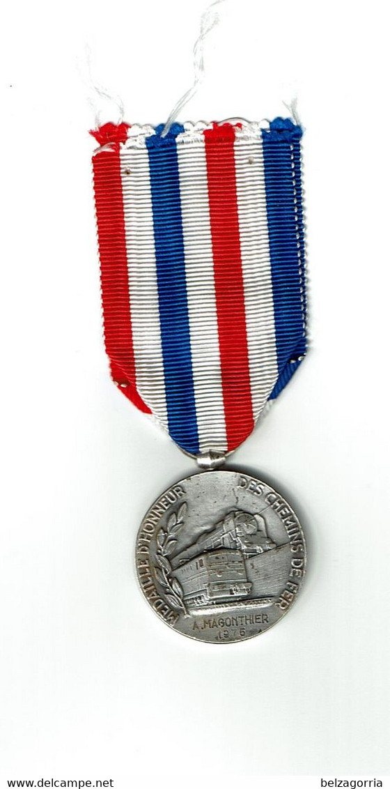 MEDAILLE D' HONNEUR DES CHEMINS DE FER    -  1975  -  Nominative -  VOIR SCANS - Professionnels / De Société