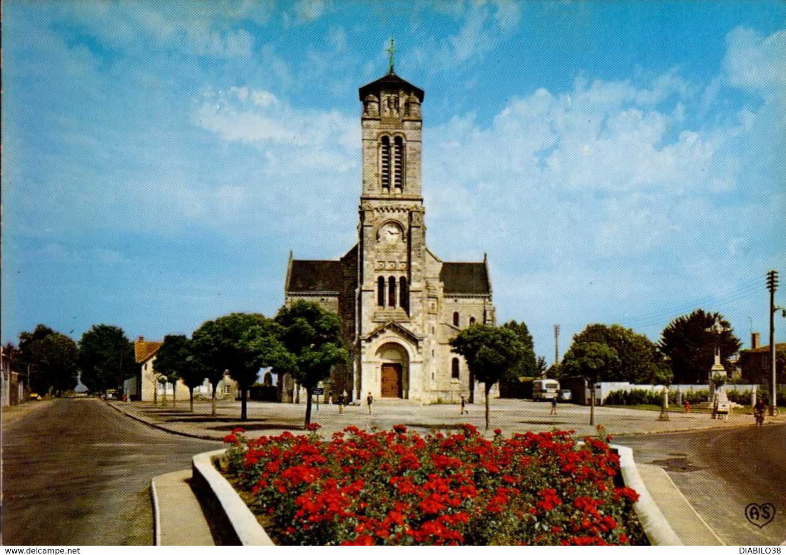 LES LUCS-SUR-BOULOGNE   ( VENDEE )   LA PLACE MERCIER DE GRAMMONT , L '  EGLISE ET LE CALVAIRE - Les Lucs Sur Boulogne