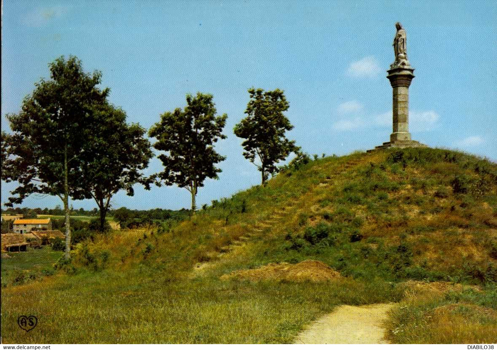 LES LUCS-SUR-BOULOGNE   ( VENDEE )    STATUE DE NOTRE-DAME DES MARTYRS SITUEE PRES DE LA CHAPELLE DU PETIT LUC - Les Lucs Sur Boulogne