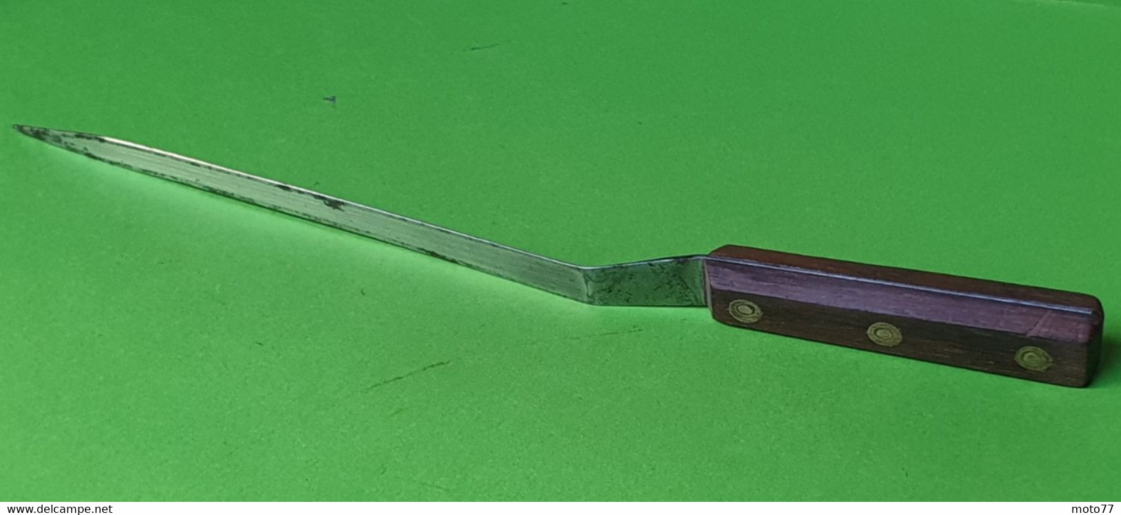 Ancien OUTIL Spécial - SPATULE D'atelier - Acier , Bois Et Rivets Laiton - "Laissé Dans Son Jus" - Vers 1950 1970 - Altri Apparecchi