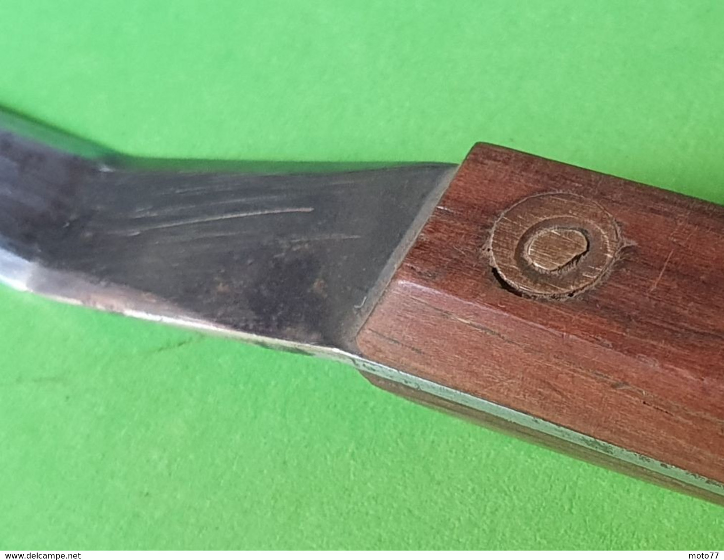 Ancien OUTIL spécial - SPATULE d'atelier - acier , bois et rivets laiton - "Laissé dans son jus" - vers 1950 1970