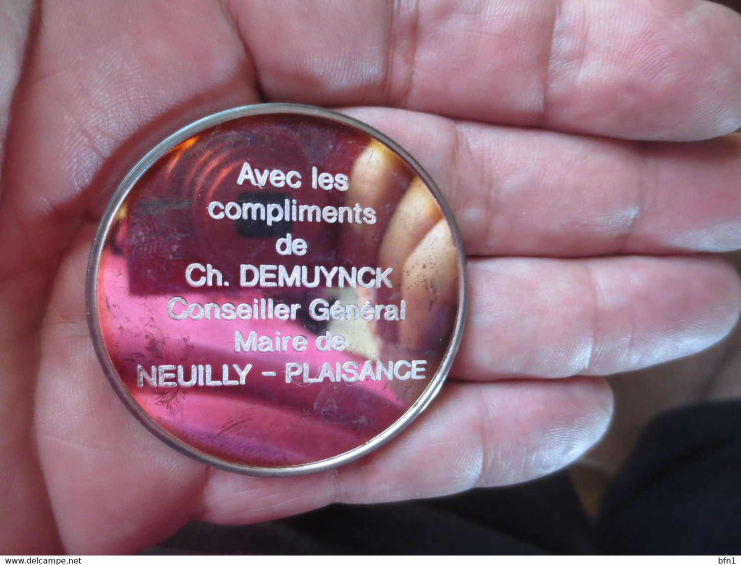 MEDAILLE 100 ANS DE NEUILLY PLAISANCE COMPLIMENTS DE CH. DEMUYNCK CONSEILLER GENERAL MAIRE DE NEUILLY PLAISANCE - Professionnels / De Société