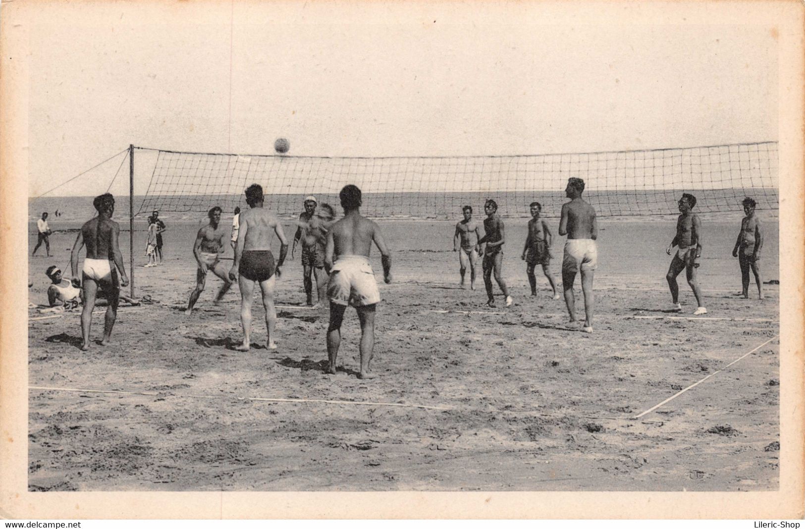 A LA MER - JEU DE VOLLEY BALL SUR LA PLAGE  - JEUNES HOMMES TORSES NUS ( ͡♥ ͜ʖ ͡♥) ♥ - Volleyball