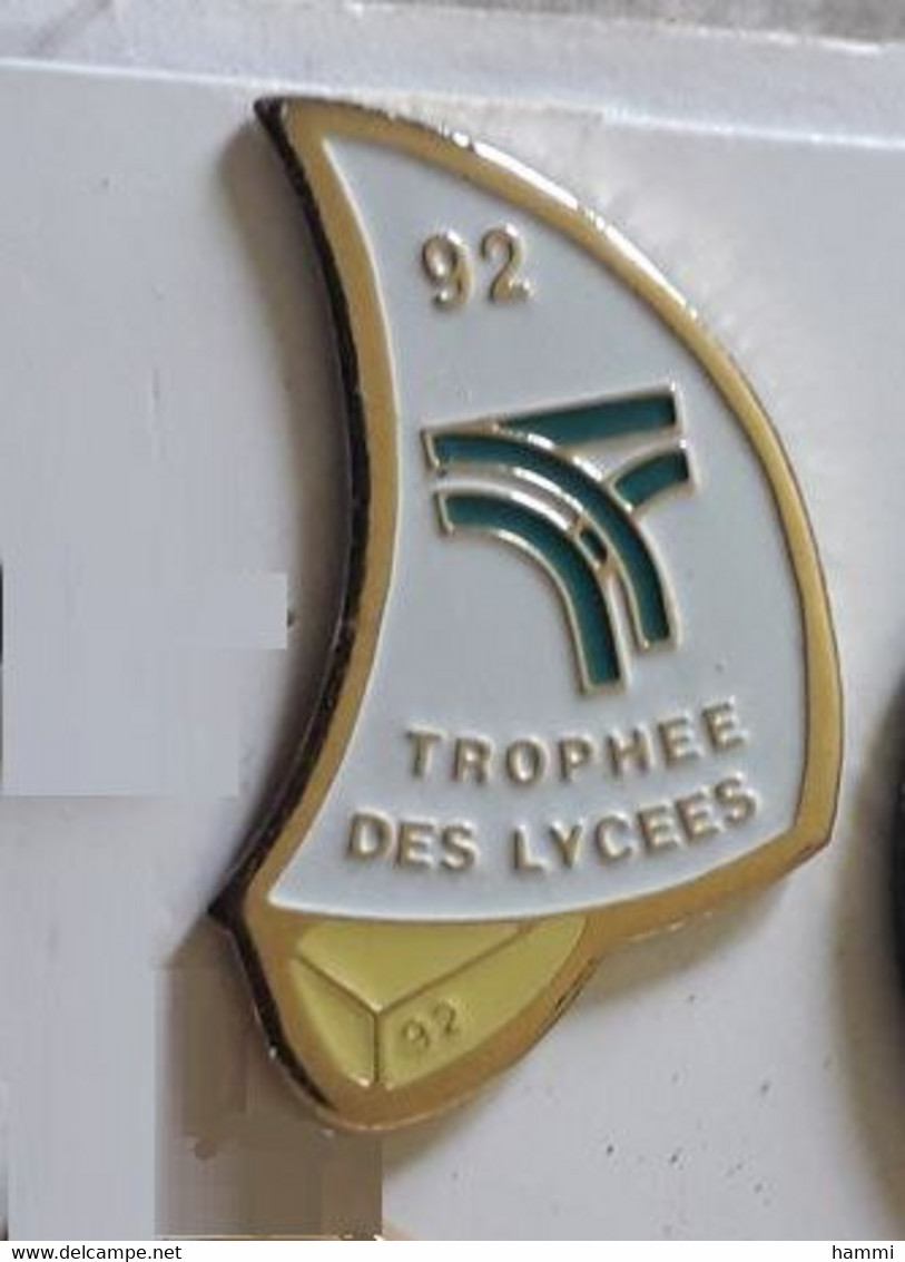 AN239 Pin's Bateau Trophée Des Lycées 92 Voilier Voile à Quimper  Finistère Achat Immédiat - Segeln