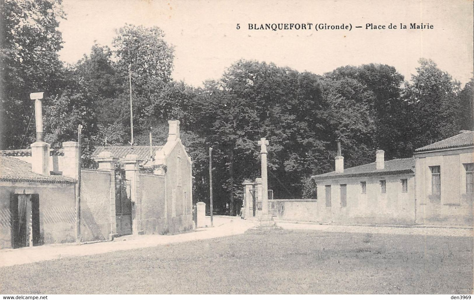 BLANQUEFORT (Gironde) - Place De La Mairie - Blanquefort