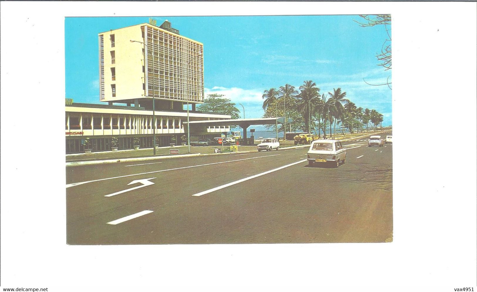 GABON   LIBREVILLE  LE BOULEVARD DE L INDEPENDANCE       *******  RARE   A SAISIR **** - Gabon