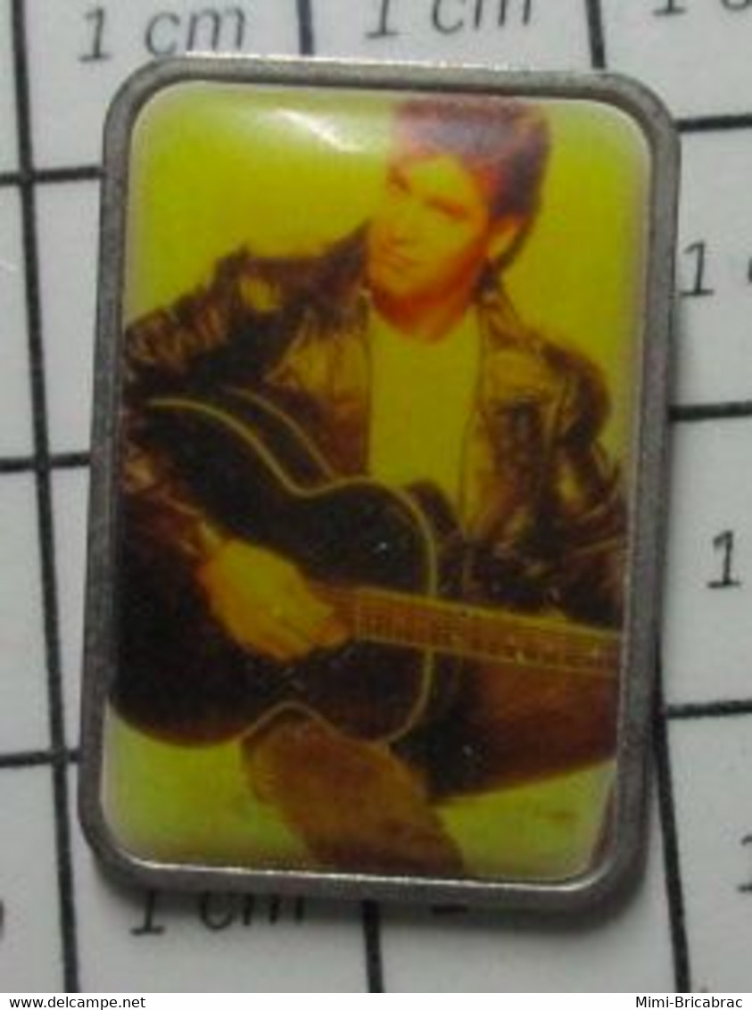 2917 Pin's Pins / Beau Et Rare / THEME : MUSIQUE / CHANTEUR QUEBECOIS ROCH VOISINE - Musique