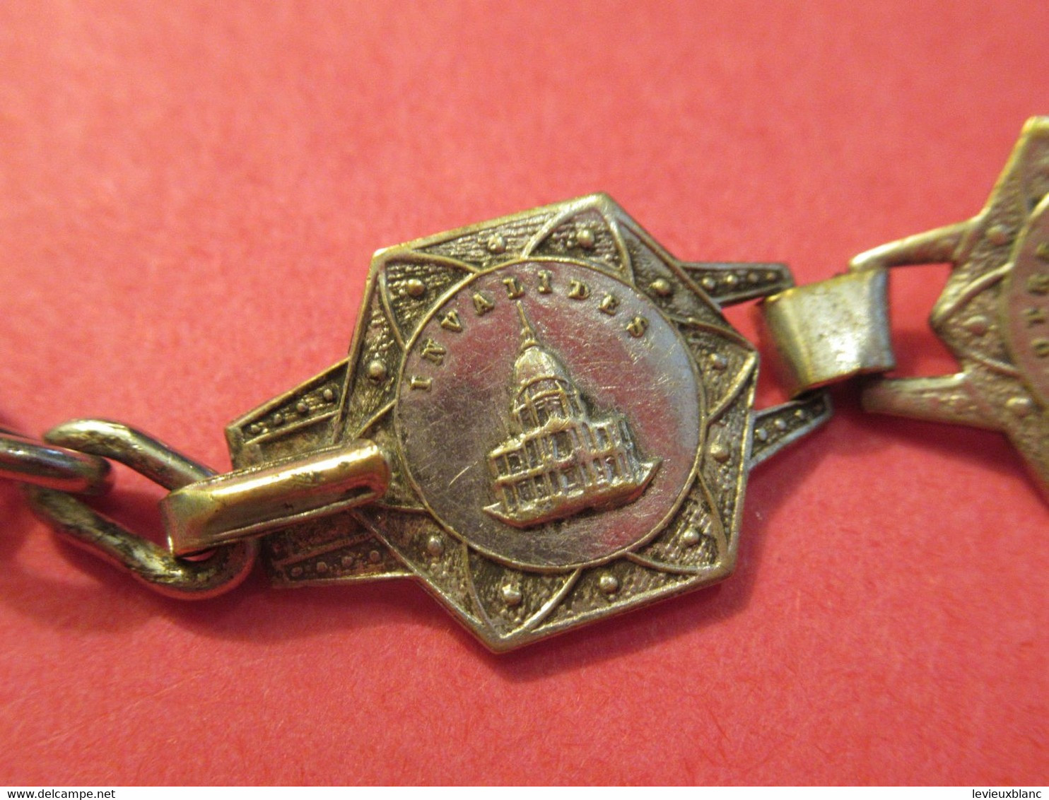 Bracelet métallique argentée ancien de 20 cm/ Monuments de Paris / Art Déco/ Filigrane déposé/Vers 1920    BIJ123