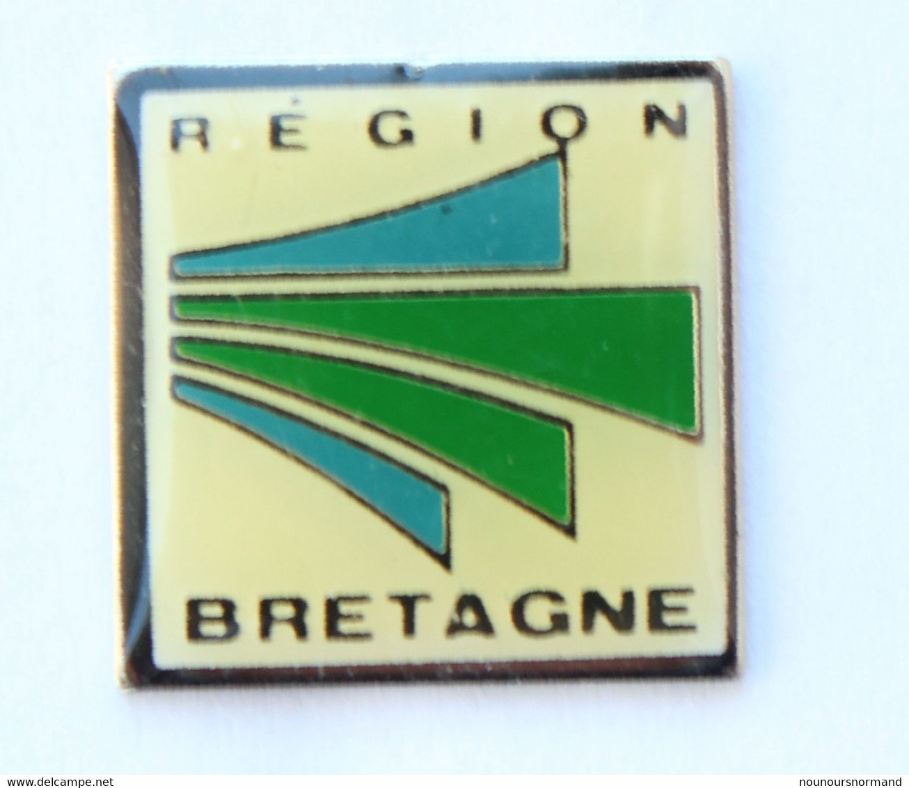 Pin's REGION BRETAGNE - Version 1 - Le Logo - Petite écriture - Stadium - L140 - Administrations