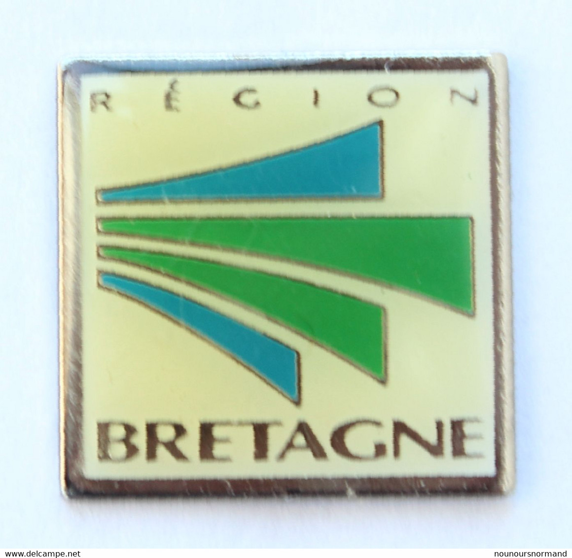 Pin's REGION BRETAGNE - Version 2 - Le Logo - Grande écriture - Stadium - L141 - Administraties