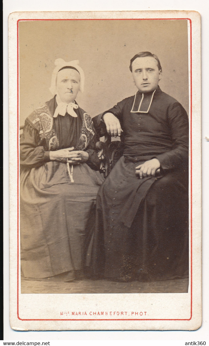 Photographie XIXe CDV Portrait D'une Femme Mère Et Son Fils Curé Photographe Chambefort Roanne - Antiche (ante 1900)