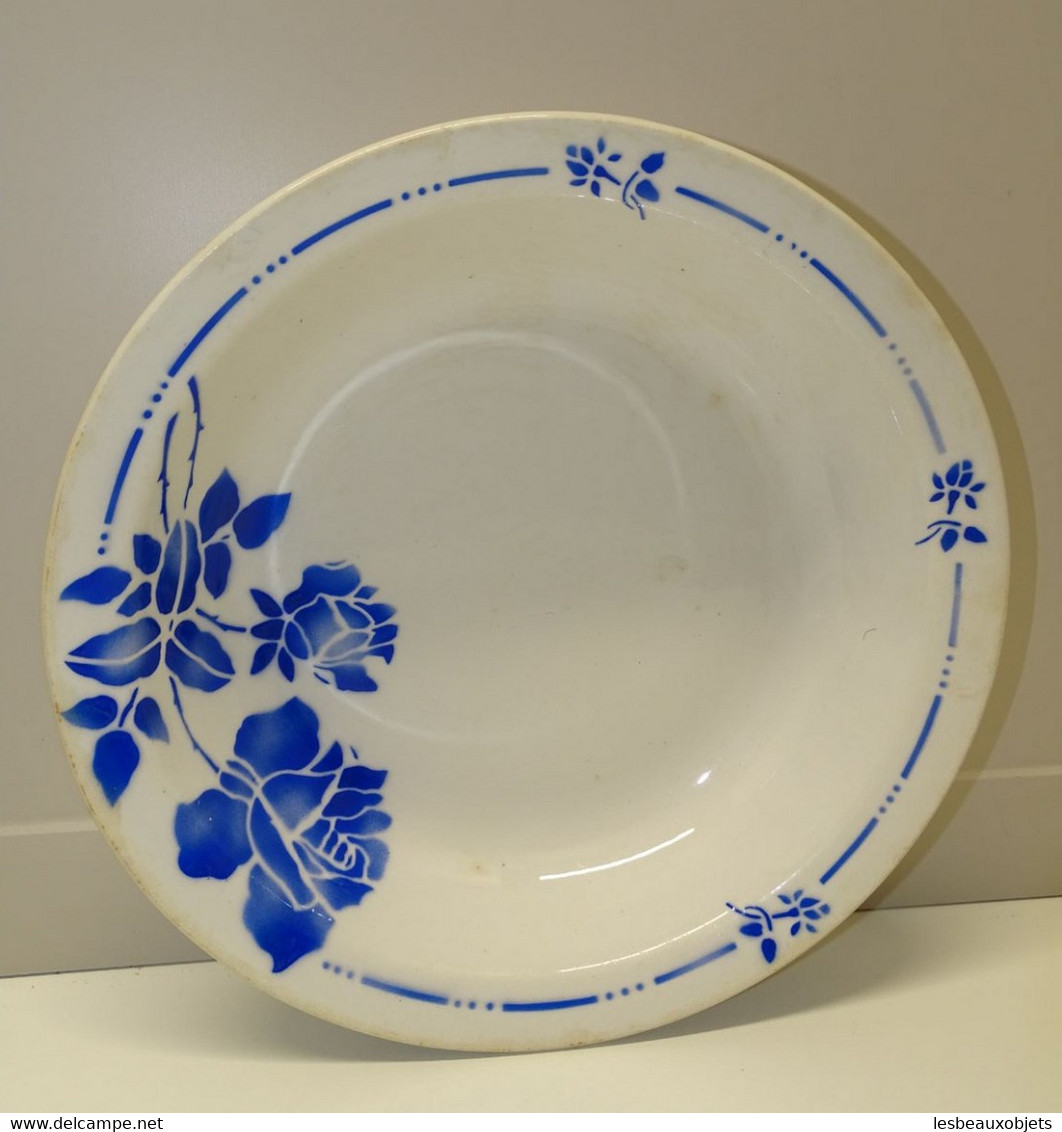 *ANCIEN PLAT ROND CREUX CERAMIQUE ST AMAND GILBERT ART DECO FLEURS BLEUES    E - Saint Amand (FRA)