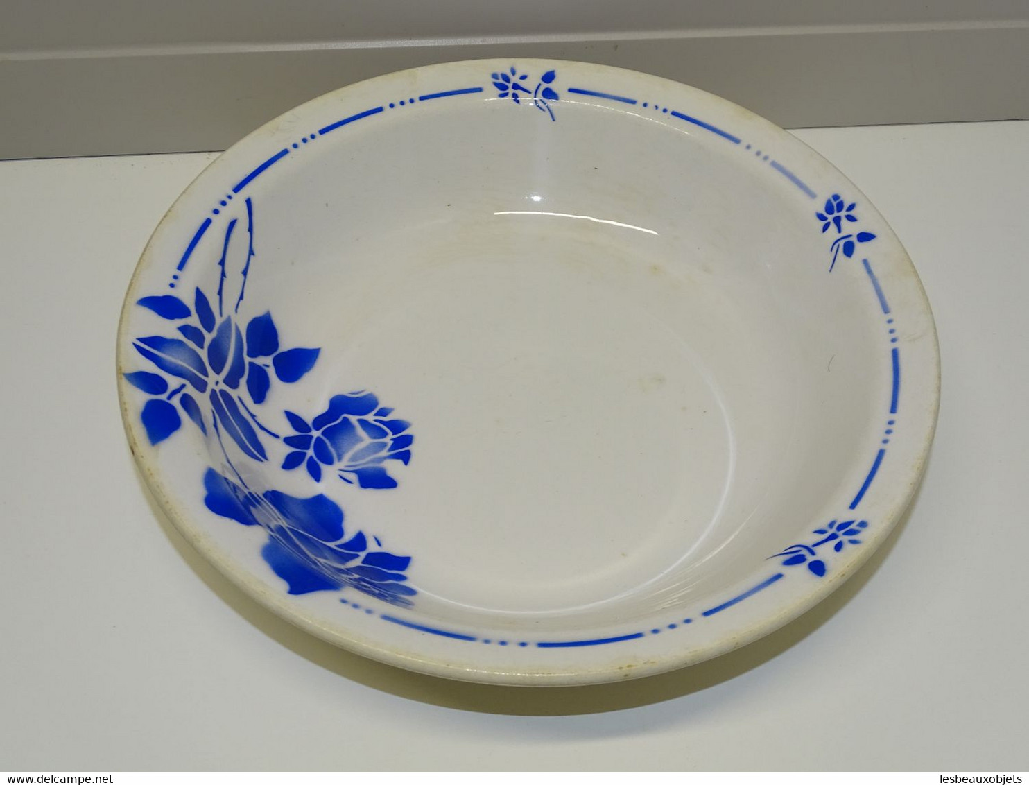 *ANCIEN PLAT ROND CREUX CERAMIQUE ST AMAND GILBERT ART DECO FLEURS BLEUES    E