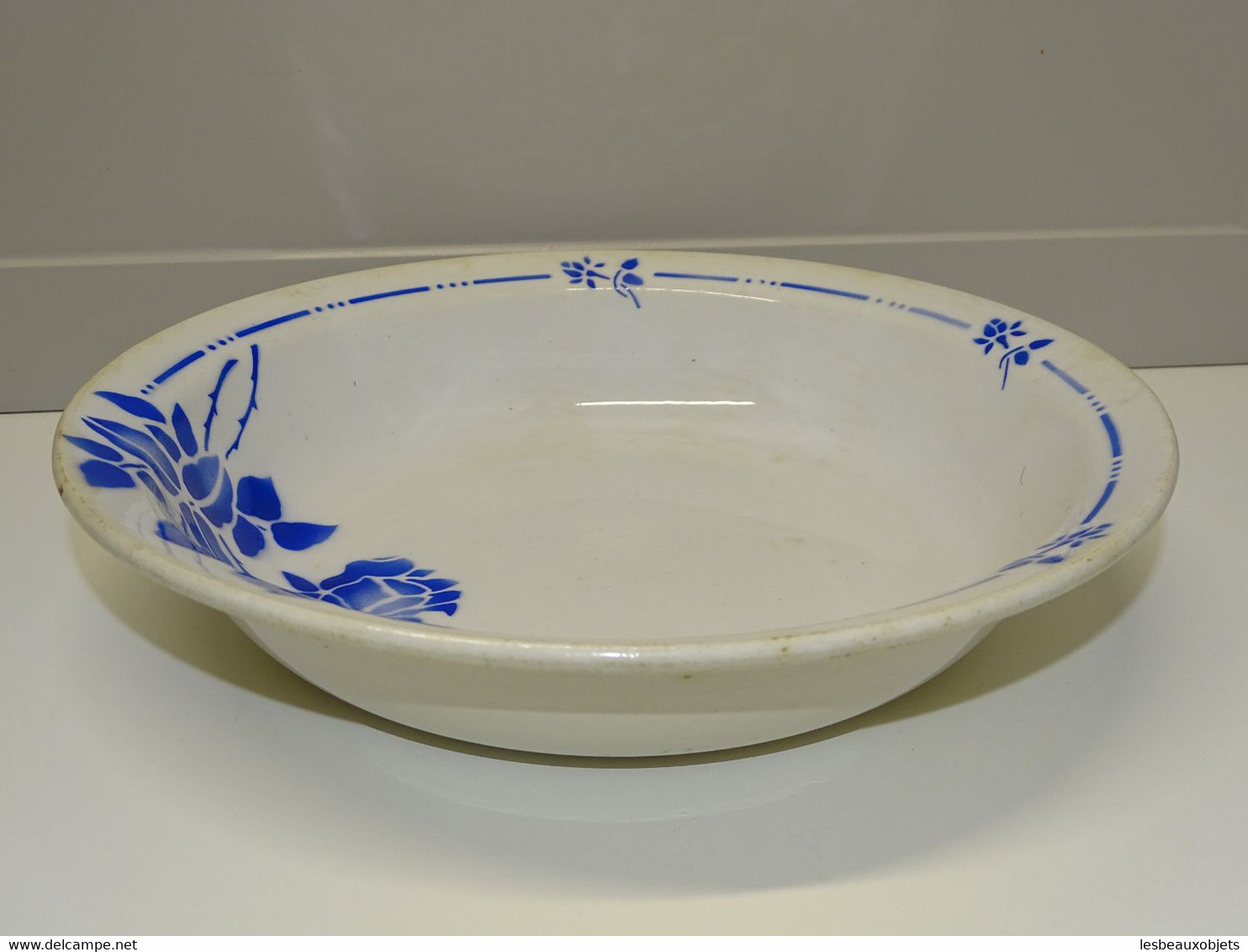 *ANCIEN PLAT ROND CREUX CERAMIQUE ST AMAND GILBERT ART DECO FLEURS BLEUES    E