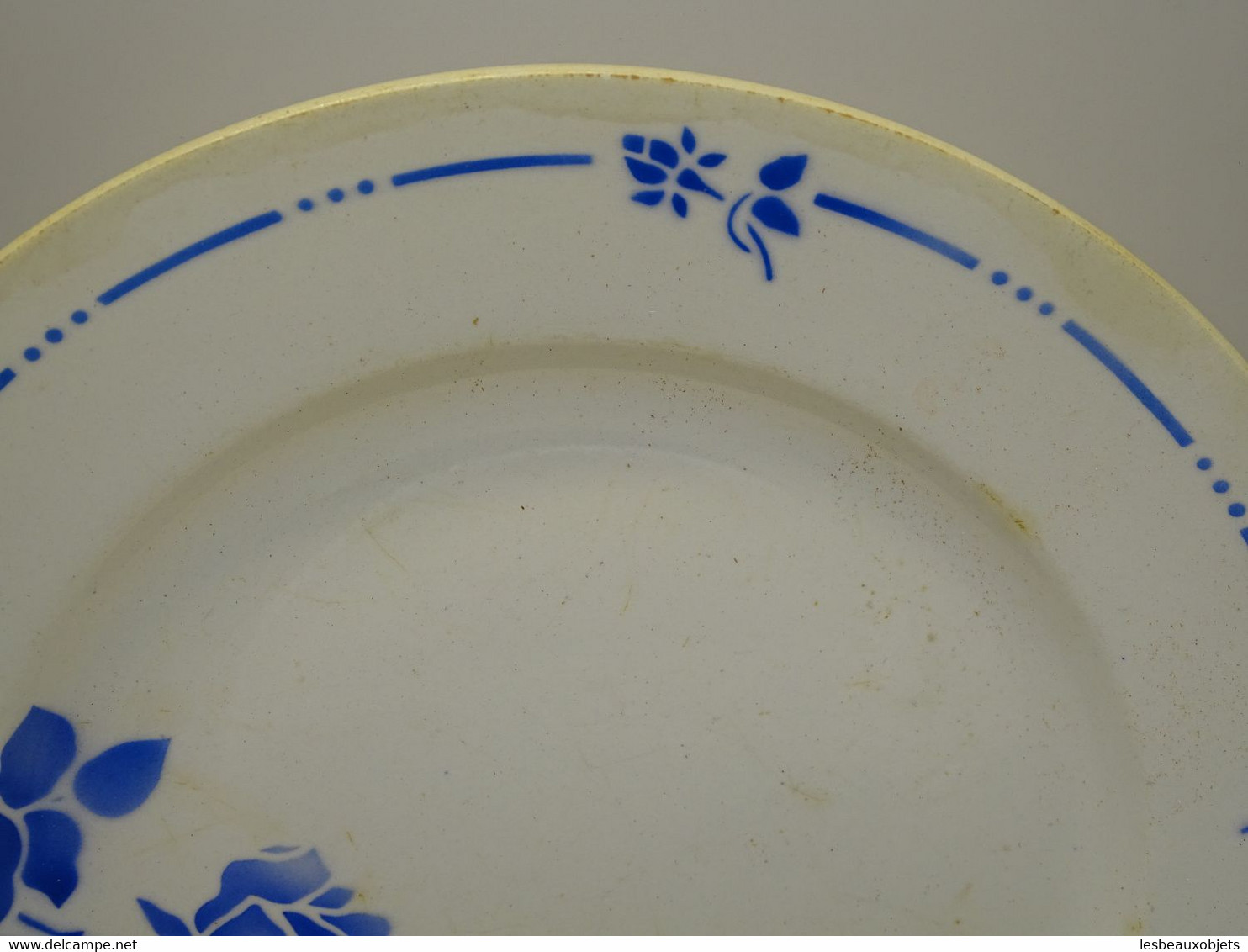 *ANCIEN PLAT ROND PLAT CERAMIQUE ST AMAND GILBERT ART DECO FLEURS BLEUES    E - Saint Amand (FRA)