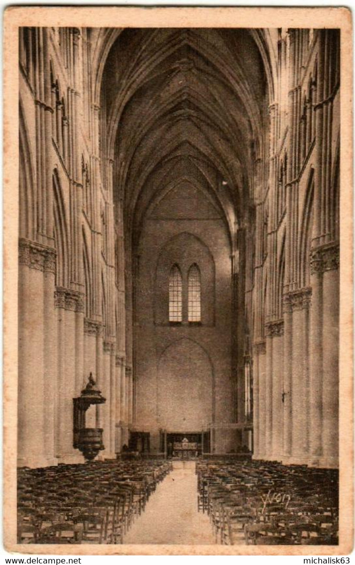 B3OMK 0520 CPA - REIMS - LA CATHEDRALE - LA NEF - LE CHOEUR - Reims