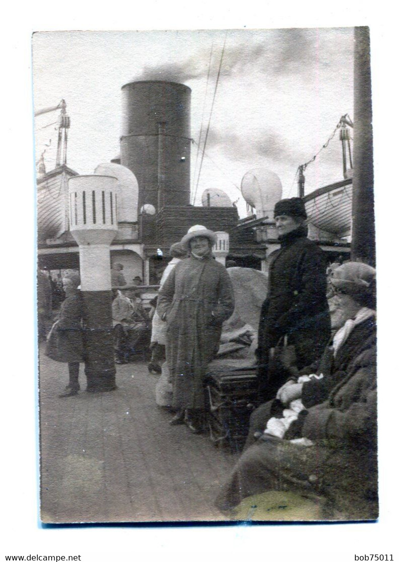 Photo De Femmes élégante Sur Le Pont D'un Paquebot Vers 1920 - Personnes Anonymes