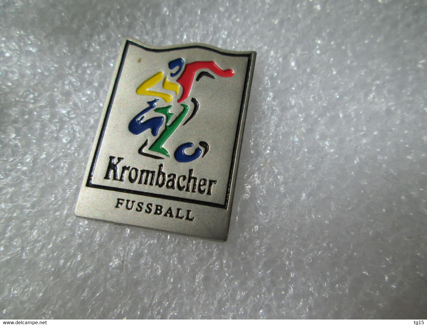 PIN'S    KROMBACHER  BIÈRE    FOOTBALL - Bière