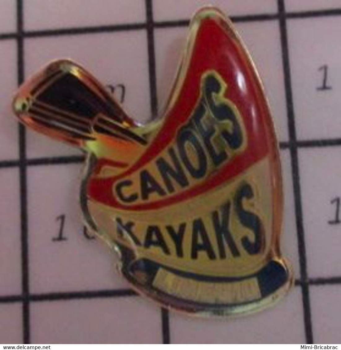 1818B Pin's Pins / Beau Et Rare / THEME : SPORTS / Canoës Limeuil - Canoës & Kayak Sur La Dordogne - Canoa