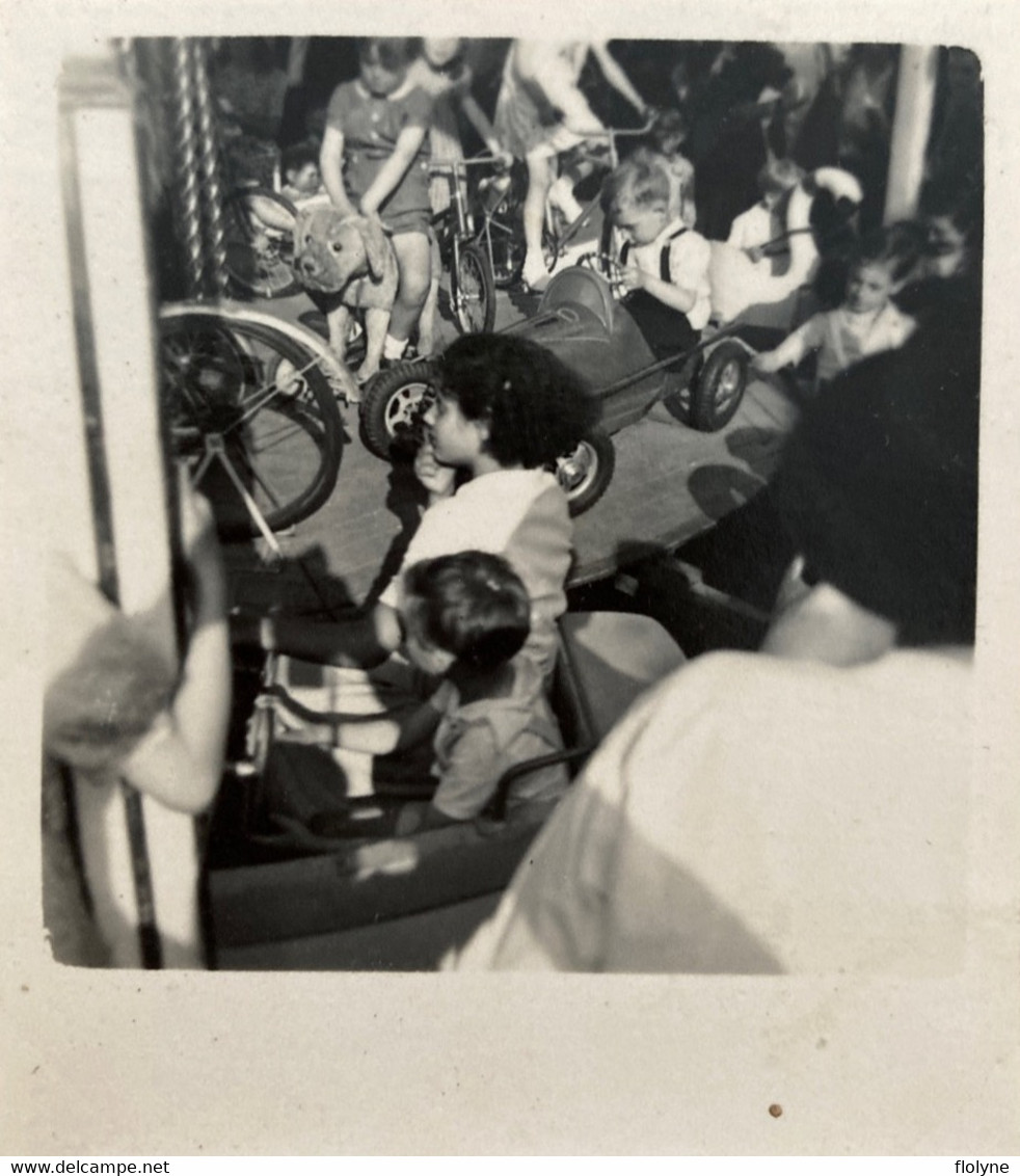 Jeux - Manège Carrousel - 2 Photos Anciennes - Petite Voiture , Fête Foraine - Jeux Et Jouets