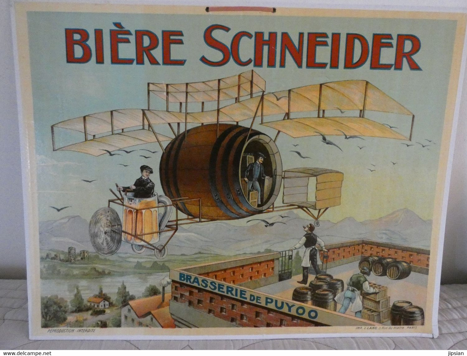 Rare Pannonceau à Suspendre Affiche Litho Bière Schneider Brasserie Puyoo Aéronef Avec Tonneau Et Chope - Posters