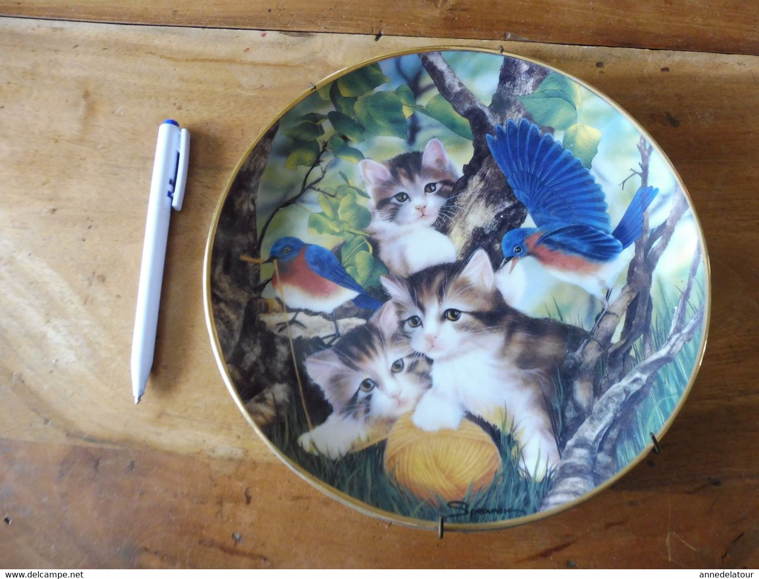 ASSIETTE Décorative  CHATS Et OISEAUX  édition Limitée N° GA 2166  Signé Sprovach "SPINNING A YARN" - Plates