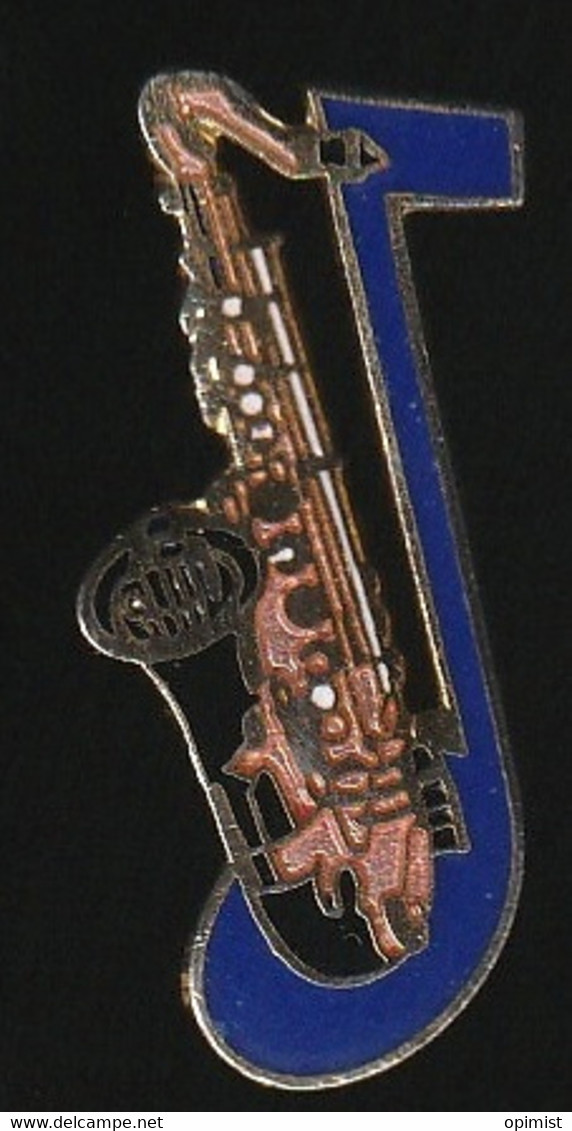 74341-Pin's.Saxophone.signé Démons Et Merveilles. - Musique