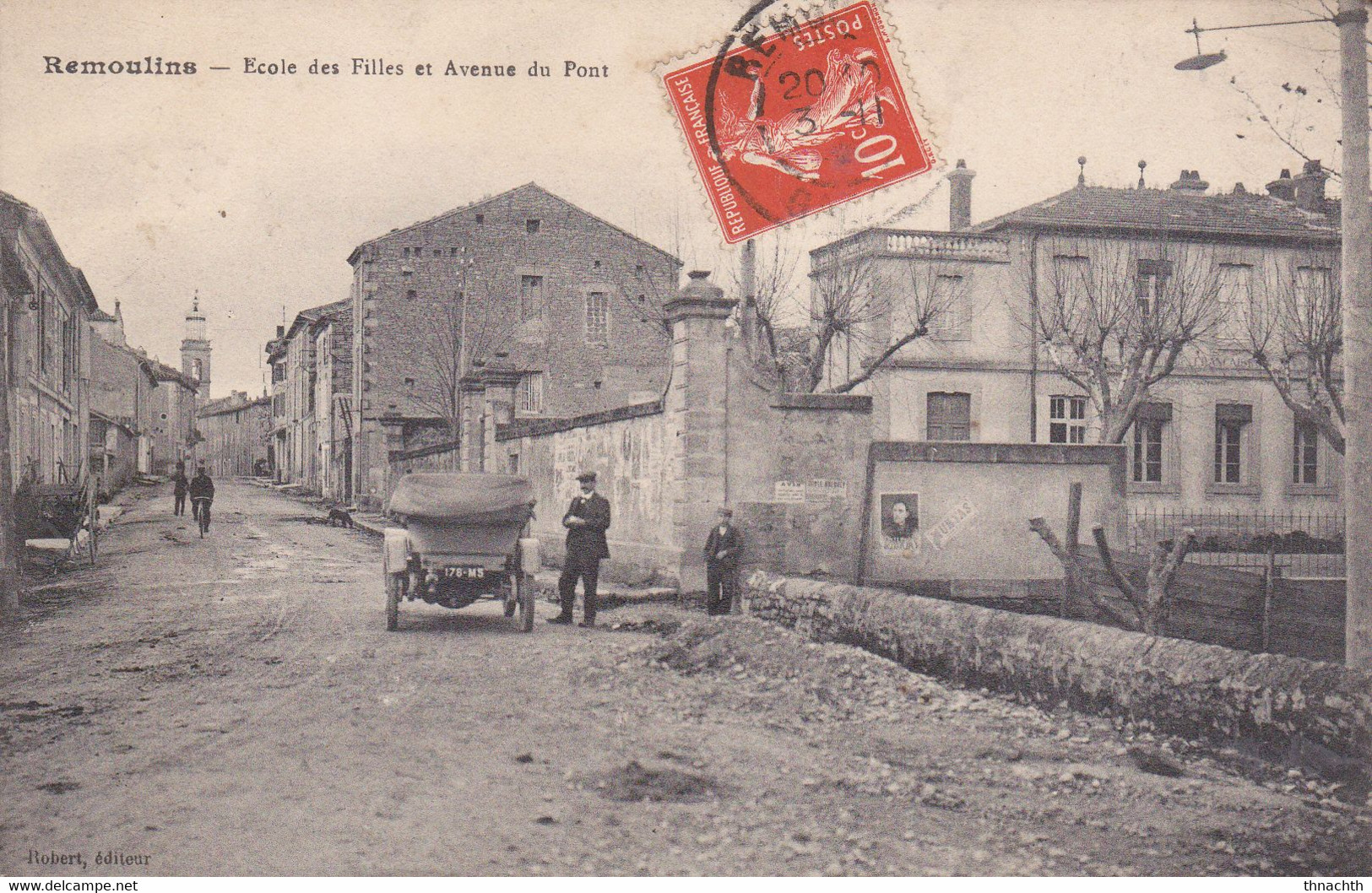 1912 Remoulins - Ecole Des Filles Et Avenue Du Pont - Robert éditeur. Animée - Remoulins