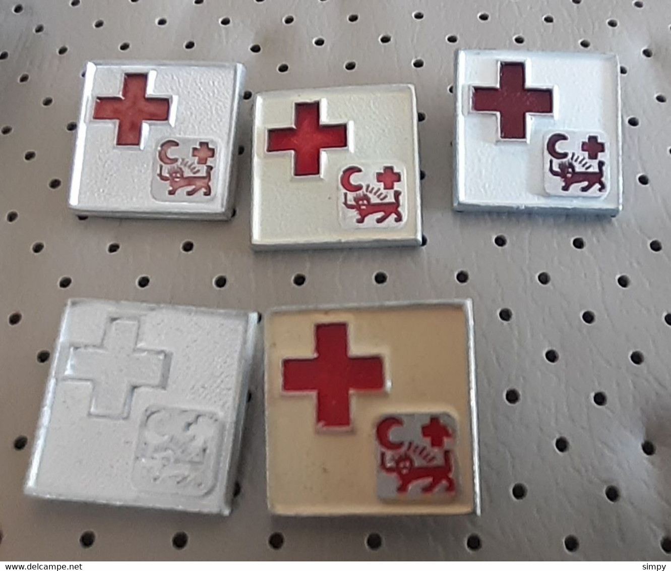 Red Cross Lion Yugoslavia 5 Different Badge Pins - Altri & Non Classificati