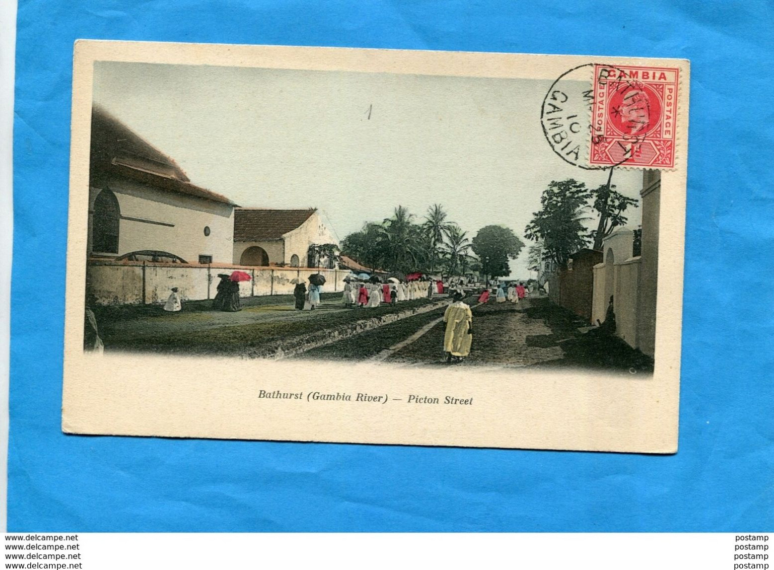 GAMBIA-BATHURST-(gambia River) Pieton Street-foule De Femmes Sous Ombrelles-  Animée-voyagé En 1910-stamp N°29 1d - Gambia