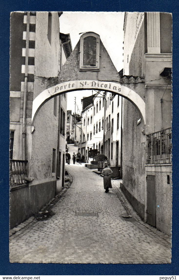 Remich. Porte Saint-Nicolas. Passants. 1953 - Remich