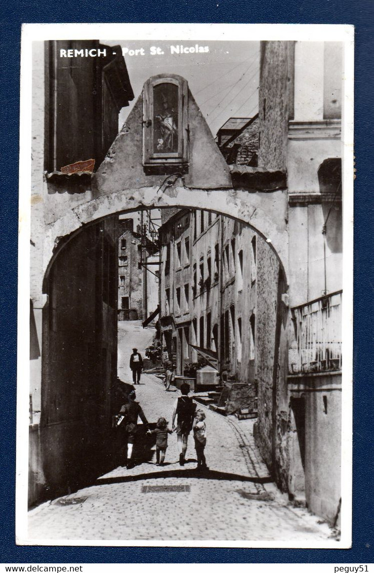 Remich. Carte-photo. Porte Saint-Nicolas. Passants. 1953 - Remich