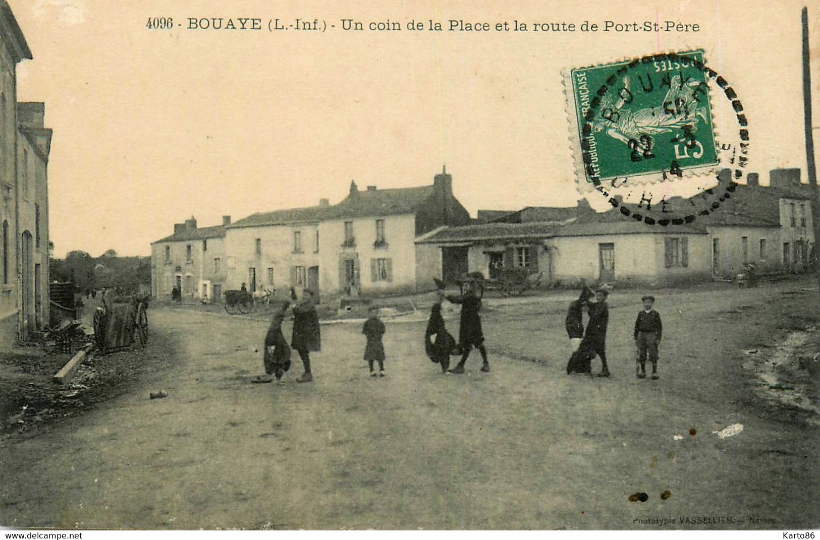 Bouaye * Un Coin De La Place Et La Route De Port St Père * Villageois Enfants Jeu - Bouaye